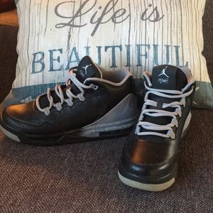 Jordan flight shoes size 6.5 ( women’s size 8)